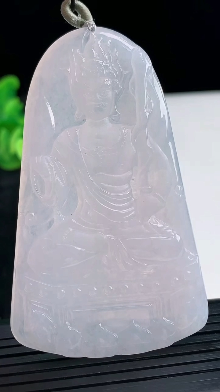 天然A货翡翠不动明王吊坠，尺寸70.5-42-4.5重量:29.93g
3月30日