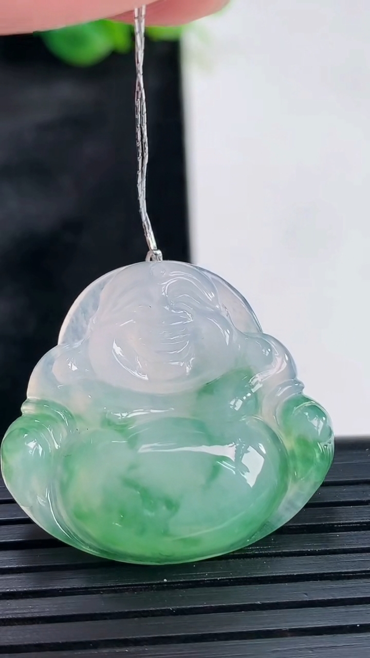 天然A货翡翠种飘花佛公吊坠，尺寸27.5-30-6重量:7.18g
3月30日