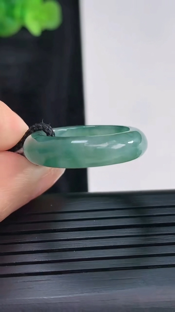 天然A货翡翠冰种飘花玉指环 戒指，尺寸18-6-4重量:4.12g2026年3月30日
工厂直销收藏佳品,种好水足，色泽均匀，有种有色，上手高大气！