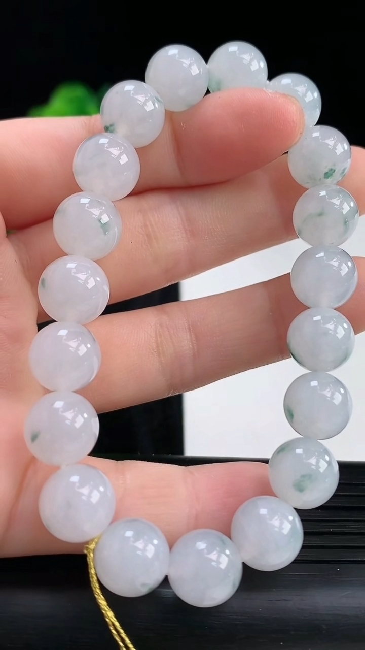 天然A货翡翠飘花圆珠手串，尺寸10，重量:32.77g3月30日
工厂直销收藏佳品,种好水足，色泽均匀，有种有色，上手高大气！
