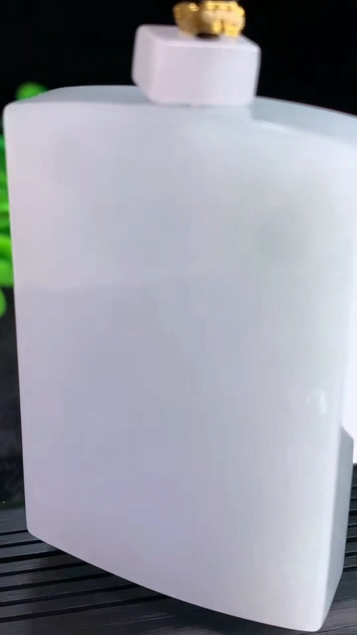 天然A货翡翠紫罗兰无事牌吊坠，尺寸62.6-42-12.8重量:109.61g
3月30日