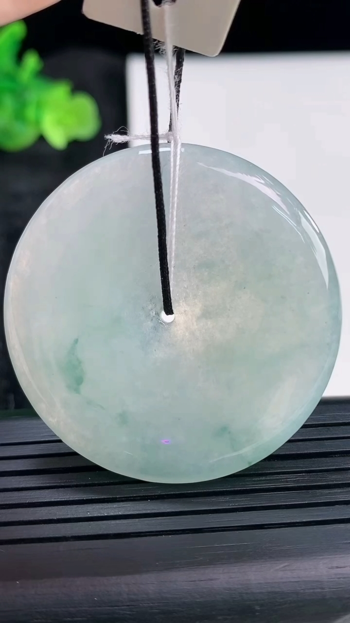 天然A货翡翠飘花平安扣吊坠，尺寸44-5.8重量:24.69g
3月30日