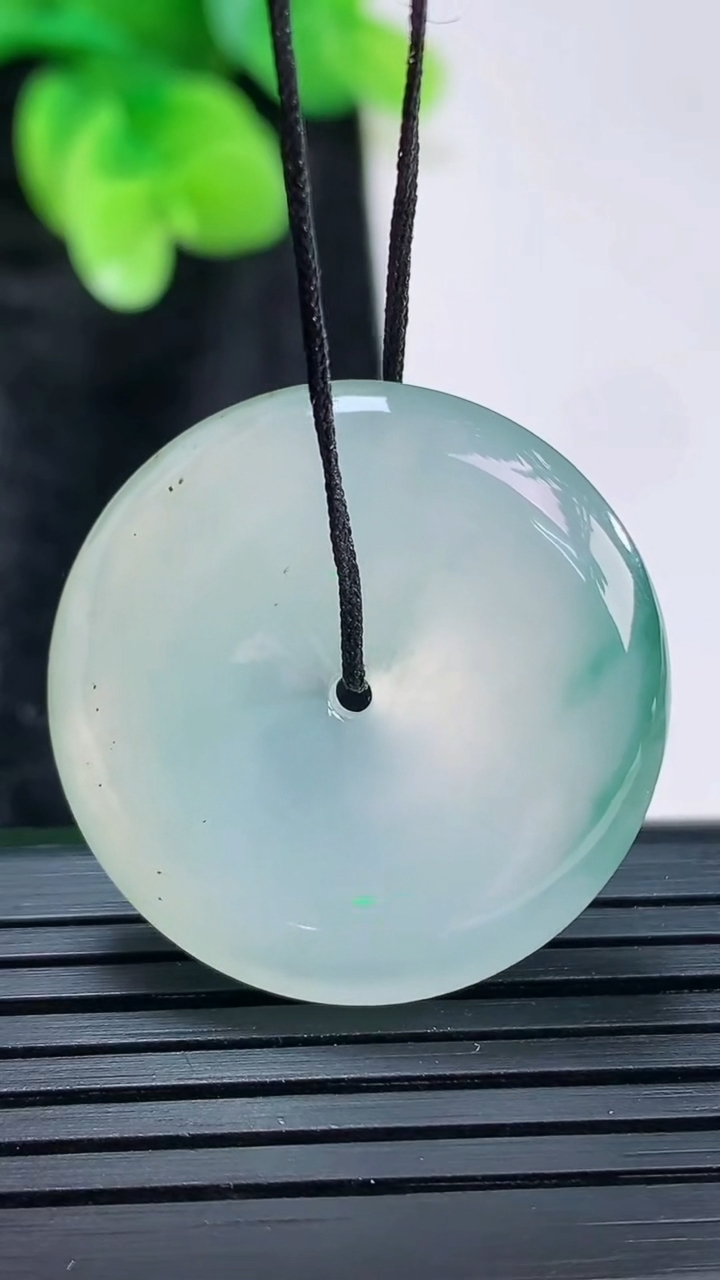 天然A货翡翠冰种飘花平安扣吊坠，尺寸28.5-6重量:9.92g
3月30日