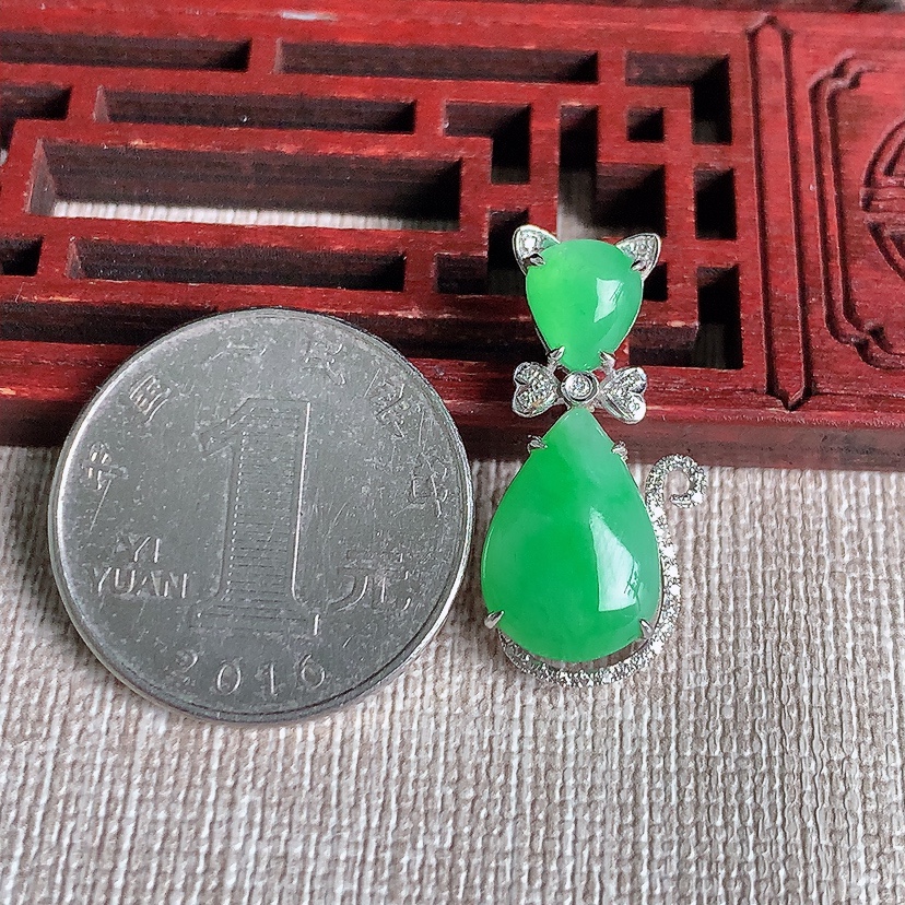 天然A货翡翠18K金伴钻镶嵌甜绿水滴吊坠 
尺寸27-14.4-10.2-6.5mm 重量3.18g 0329