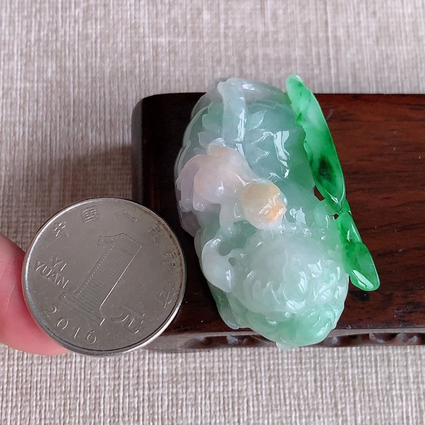 天然A货翡翠黄加绿双彩子母招财貔貅吊坠 
尺寸44.8-23-21mm 重量33.53g 0329