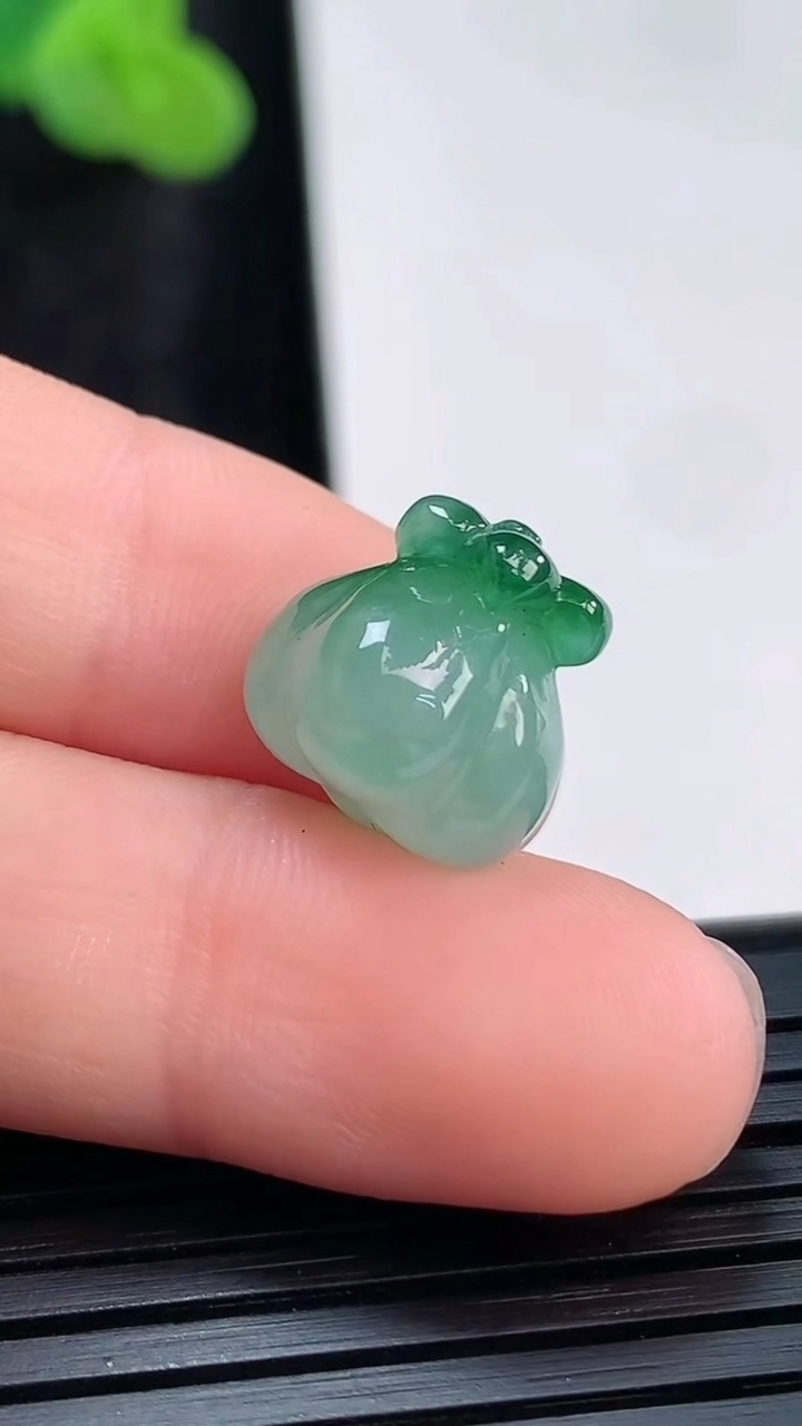 天然A货翡翠钱袋吊坠，尺寸12-10.8重量:2.67g
3月30日