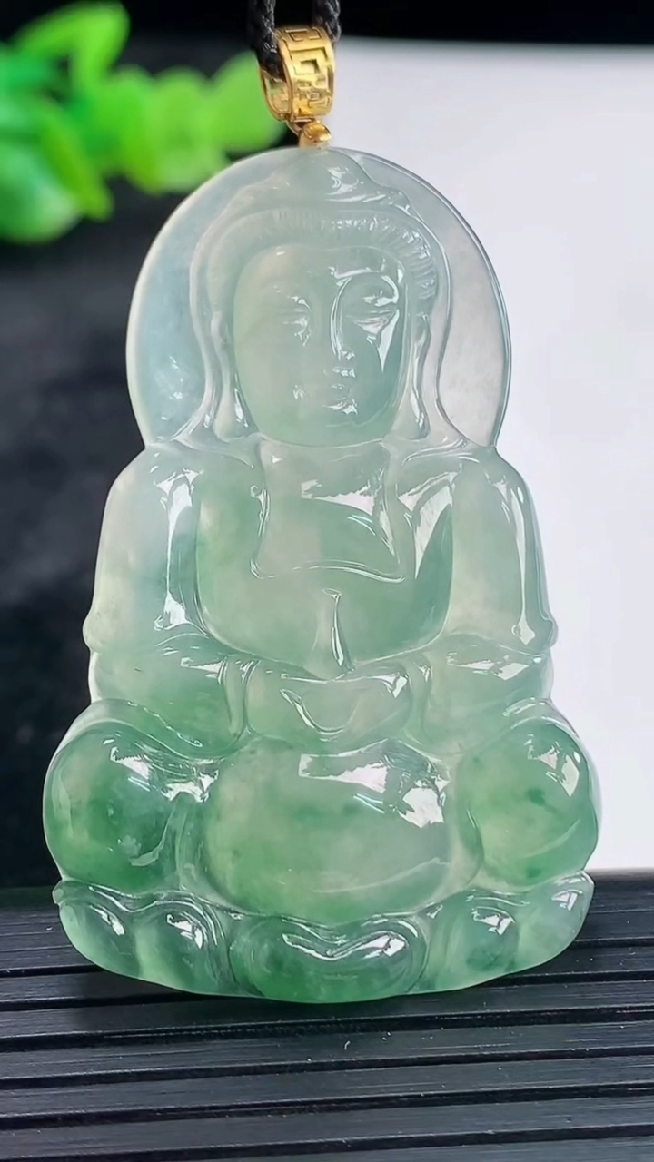 天然A货翡翠18k金飘花正装观音吊坠，尺寸50-31-5重量:12.08g
3月30日