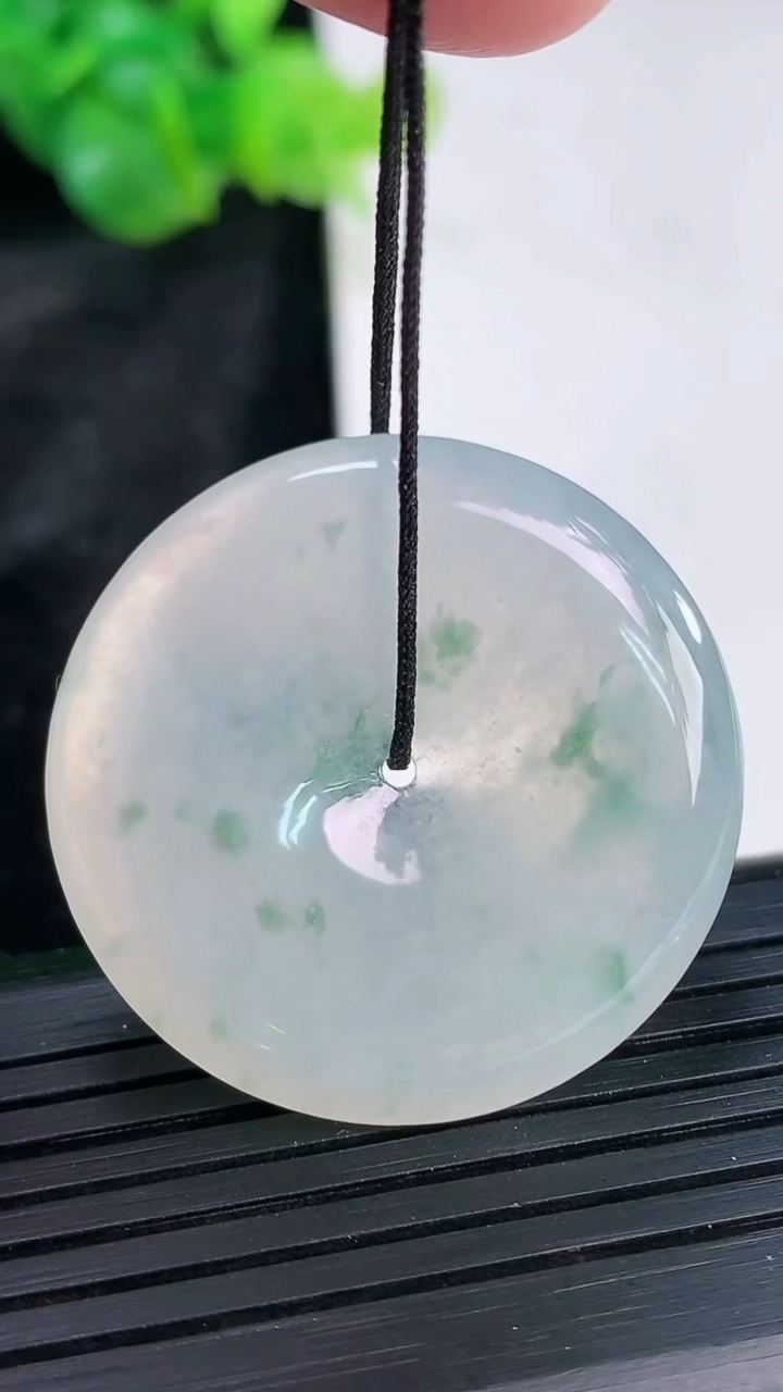 天然A货翡翠冰种飘花平安扣吊坠，尺寸32.5-6重量:12.77g
3月30日