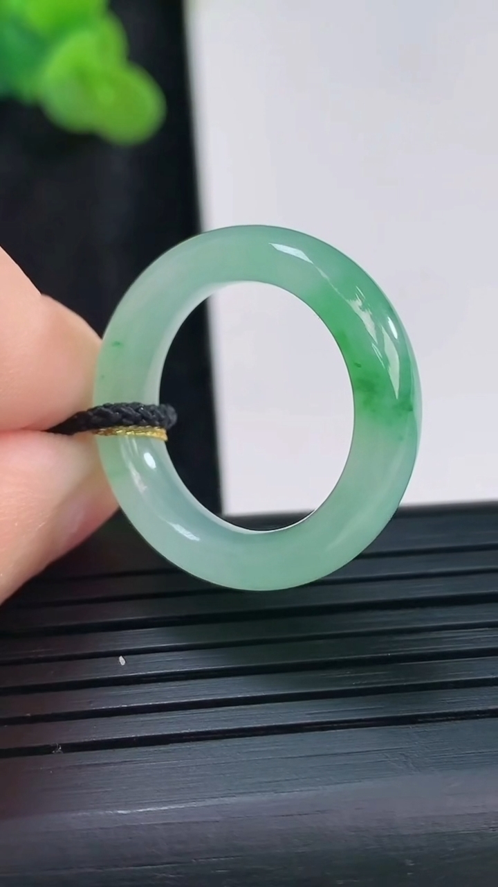 天然A货翡翠素面玉指环 戒指尺寸17.6-6-4重量:4.26g2026年3月30日
工厂直销收藏佳