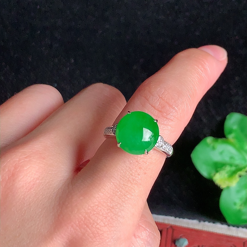 天然A货翡翠18K金伴钻镶嵌阳绿蛋面戒指 圈口17.4裸石
尺寸11.4-6.2mm 重量4.65g 0329