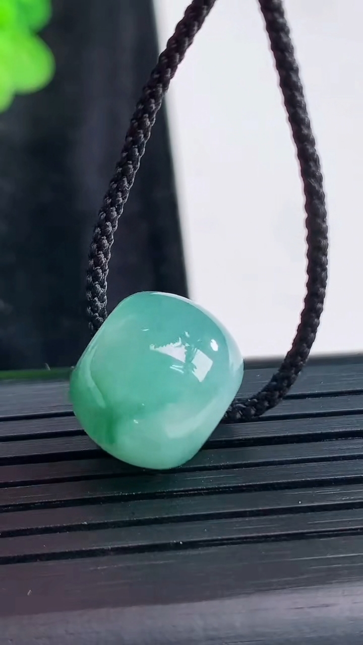 天然A货翡翠飘花路路通吊坠，尺寸13-15重量:5.48g
3月30日