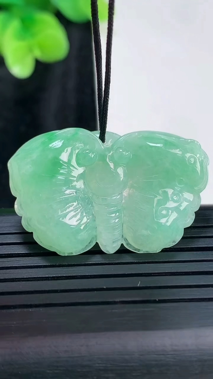 天然A货翡翠蝴蝶吊坠，尺寸22-35-5重量:6.47g
3月30日