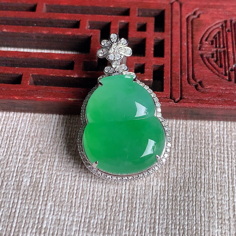 天然A货翡翠18K金伴钻镶嵌满绿葫芦吊坠 
尺寸32.5-19.8-9.6裸石20.6-16.8mm 重量7.22g 0329