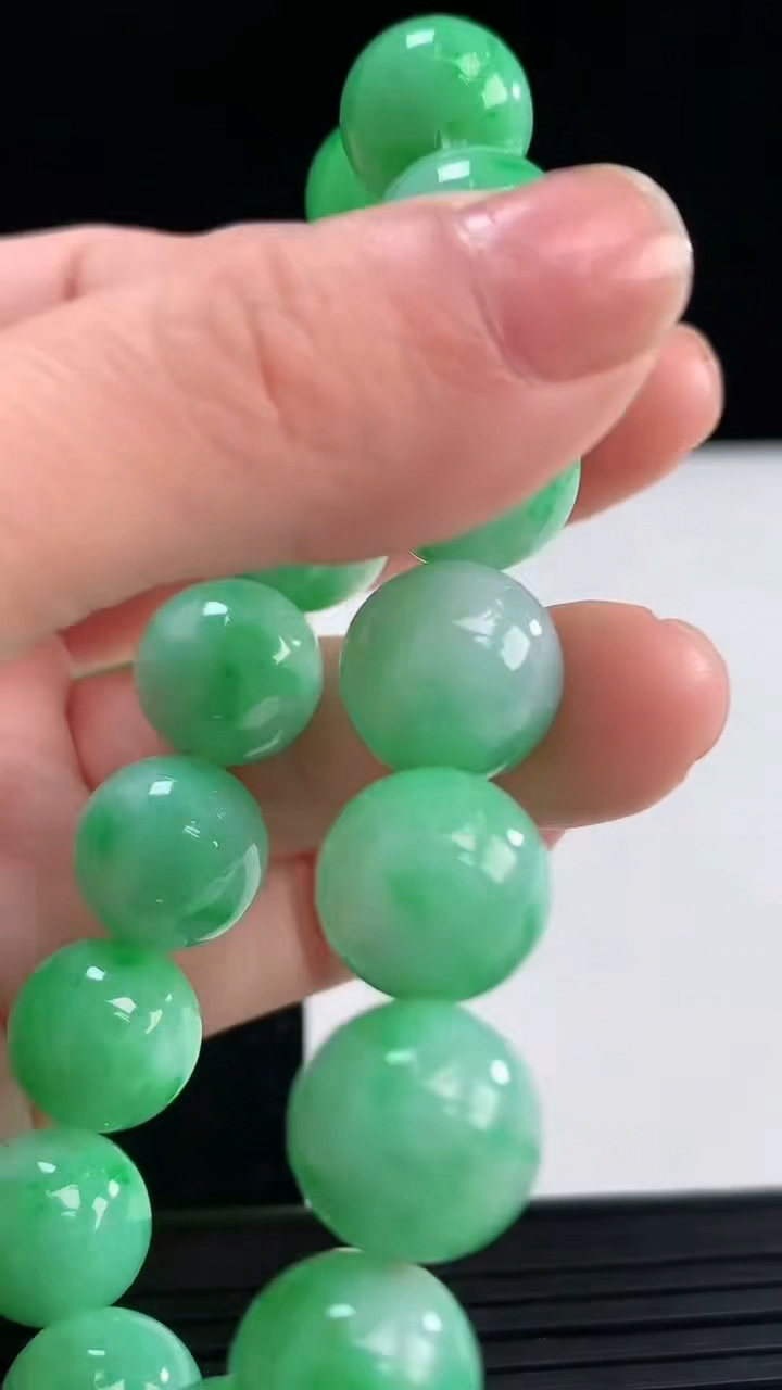天然A货翡翠圆珠手串尺寸12.4-16颗重量:57.12g3月30日
工厂直销收藏佳品,种好水足，色泽均匀，有种有色，上手高大气！