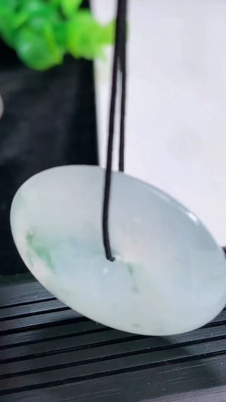 天然A货翡翠冰种飘花平安扣吊坠，尺寸32.5-6重量:12.77g
3月30日