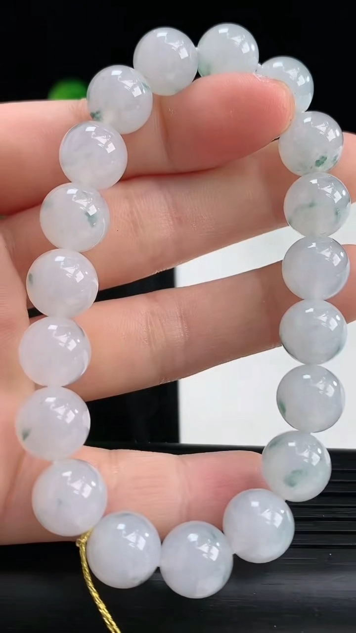 天然A货翡翠飘花圆珠手串，尺寸10，重量:32.77g3月30日
工厂直销收藏佳品,种好水足，色泽均匀，有种有色，上手高大气！