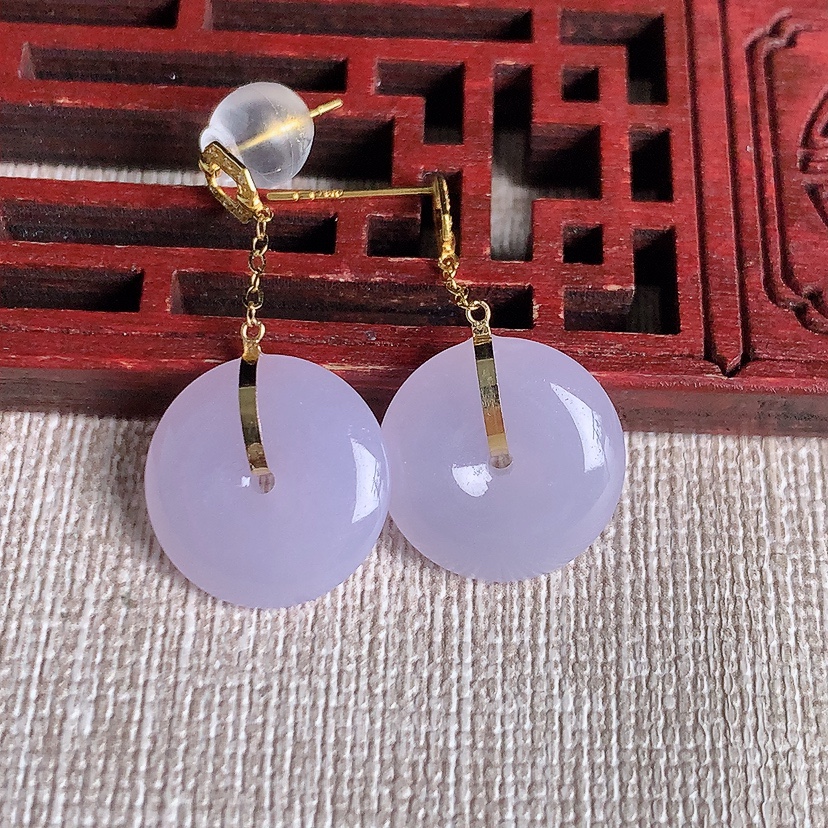 天然A货翡翠18K金镶嵌紫罗兰平安扣耳坠 
尺寸14.5-4.3mm 重量4.10g 0329