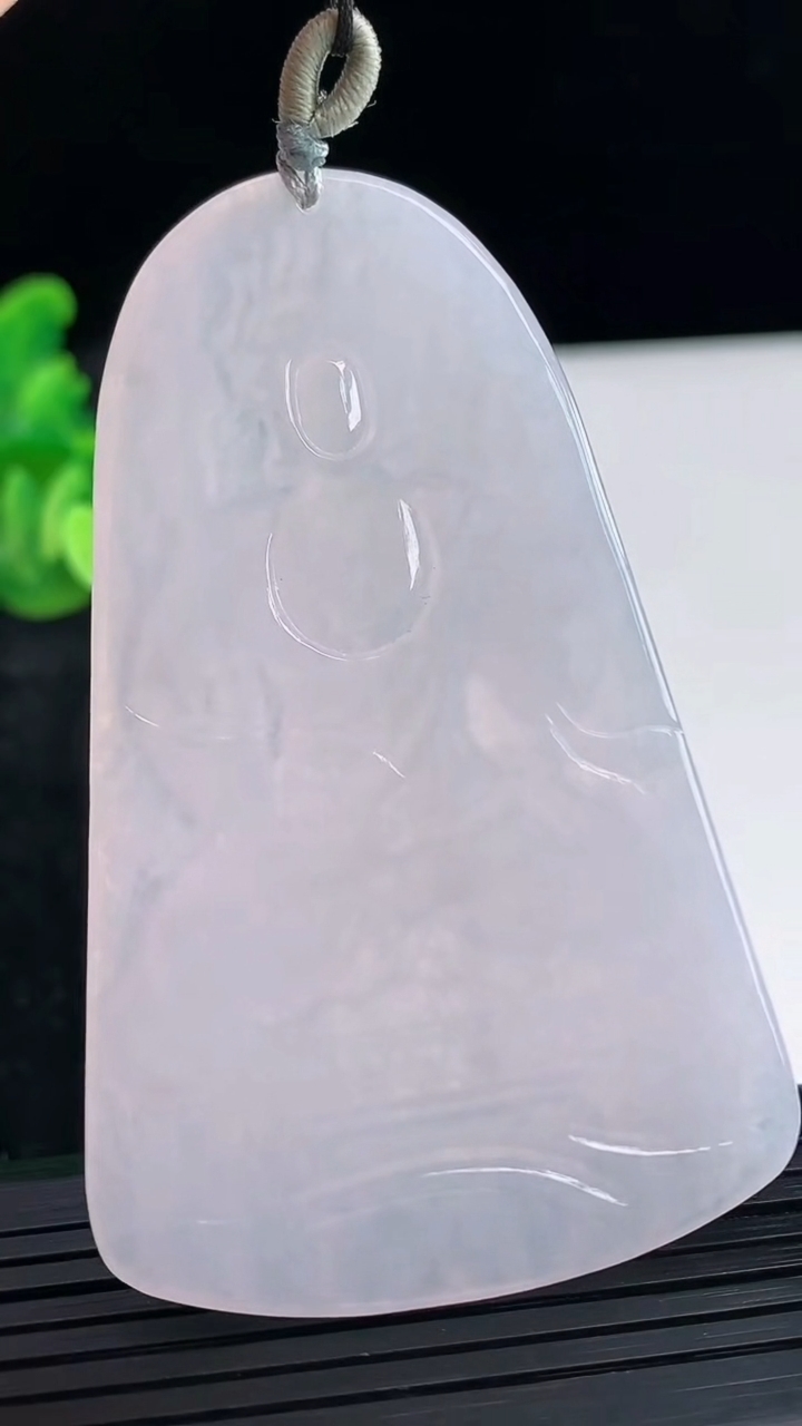 天然A货翡翠不动明王吊坠，尺寸70.5-42-4.5重量:29.93g
3月30日