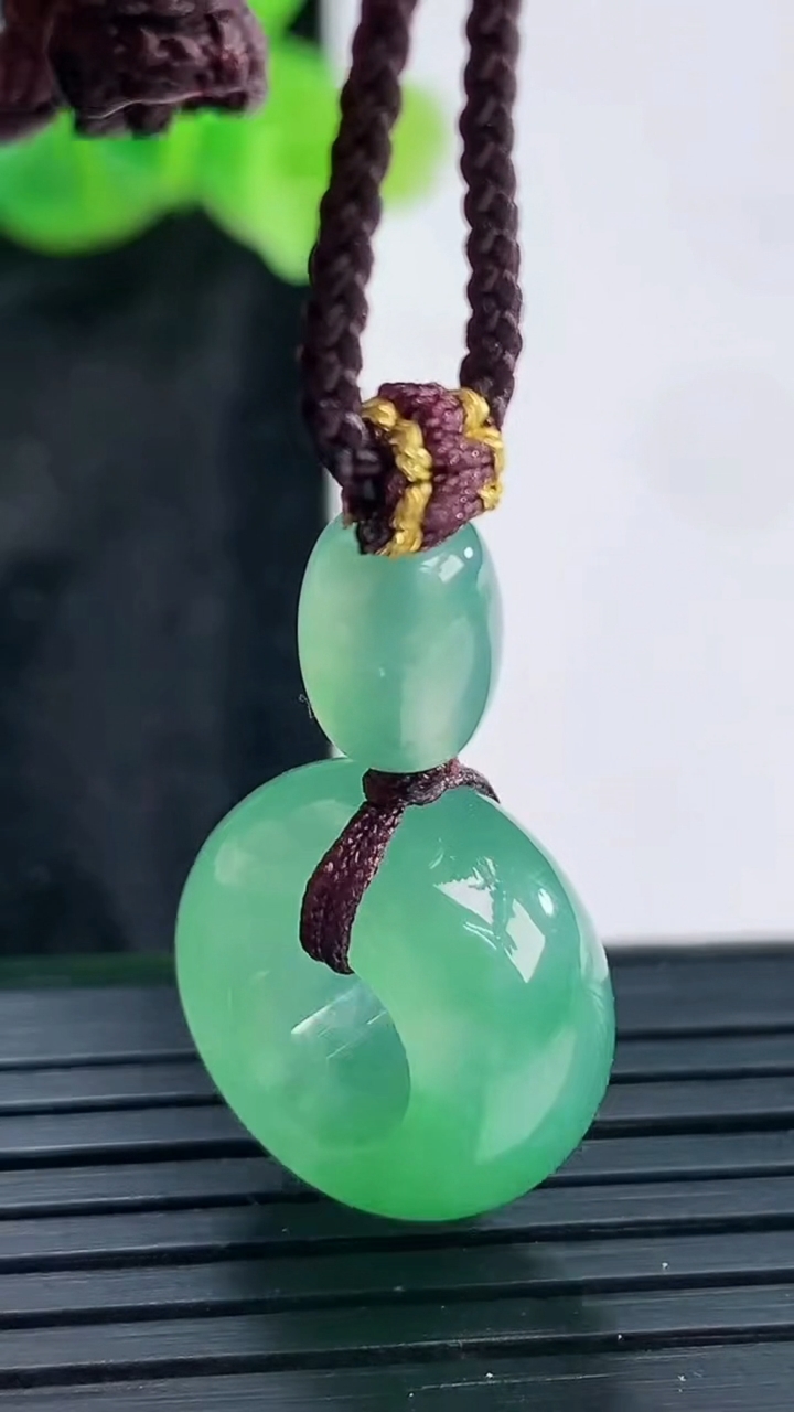 天然A货翡翠路路通吊坠，尺寸17.5-9重量:6.47g
3月30日