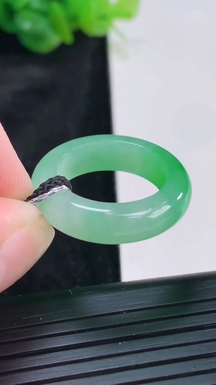 天然A货翡翠玉指环 戒指，尺寸17.5-6-4重量:4.69g2026年3月30日
工厂直销收藏佳品,种好水足，色泽均匀，有种有色，上手高大气！