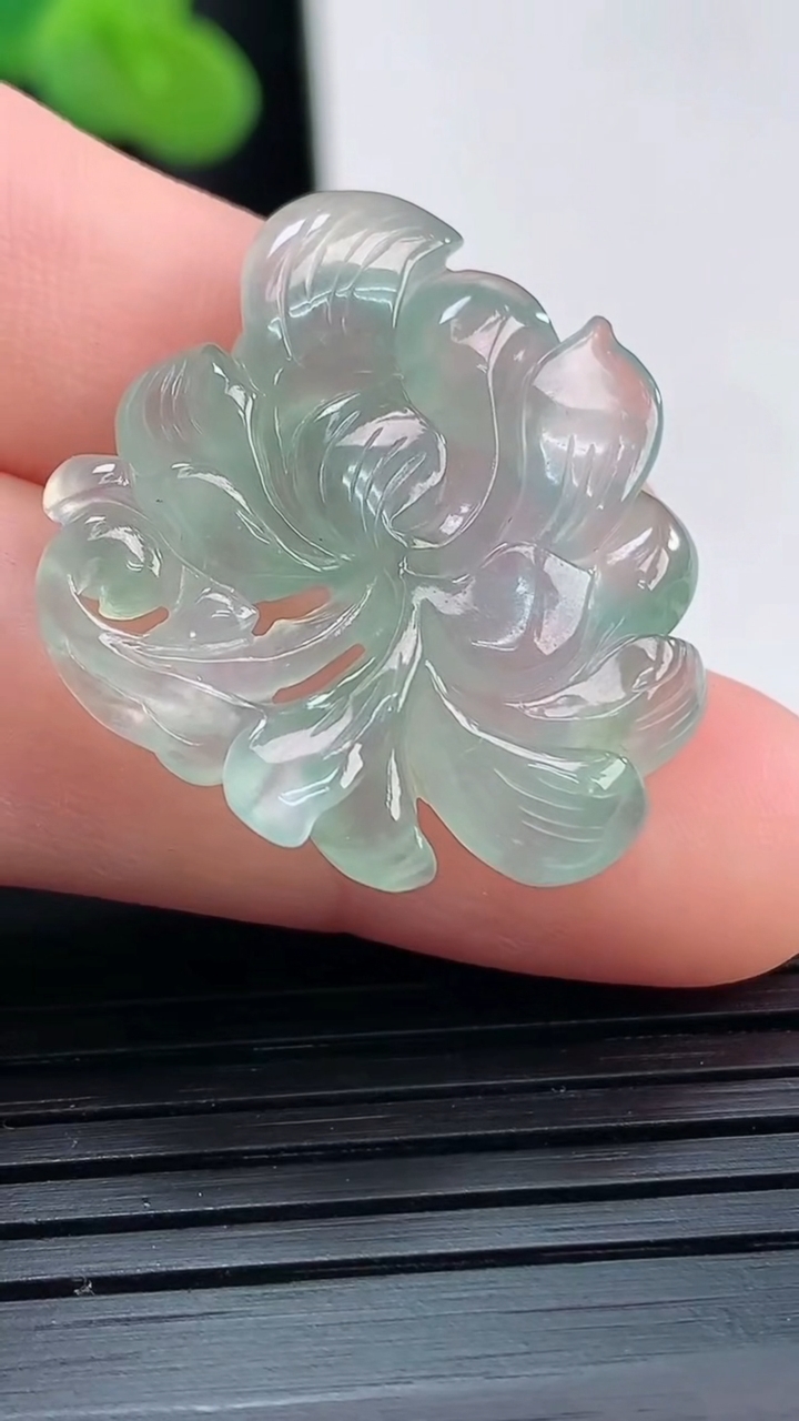 天然A货翡翠和和美美 荷花吊坠，尺寸27.5-25-5.6重量:5.08g
3月30日