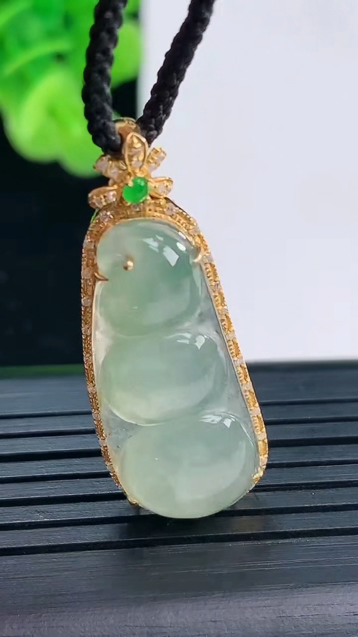 天然A货翡翠福豆吊坠尺寸35.4-13.4-7.5裸石27.7-11.8重量:3.67g
3月30日