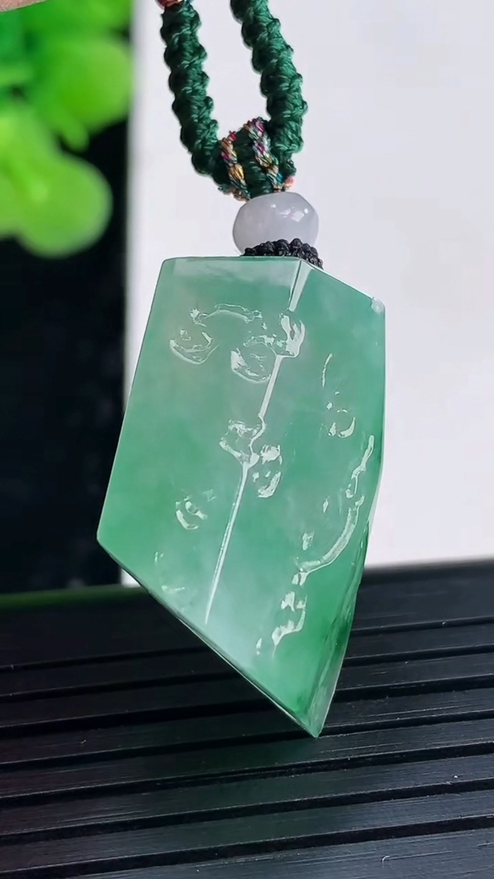 天然A货翡翠原石吊坠尺寸26.1-19.9-8.6重量:9.04g
3月30日