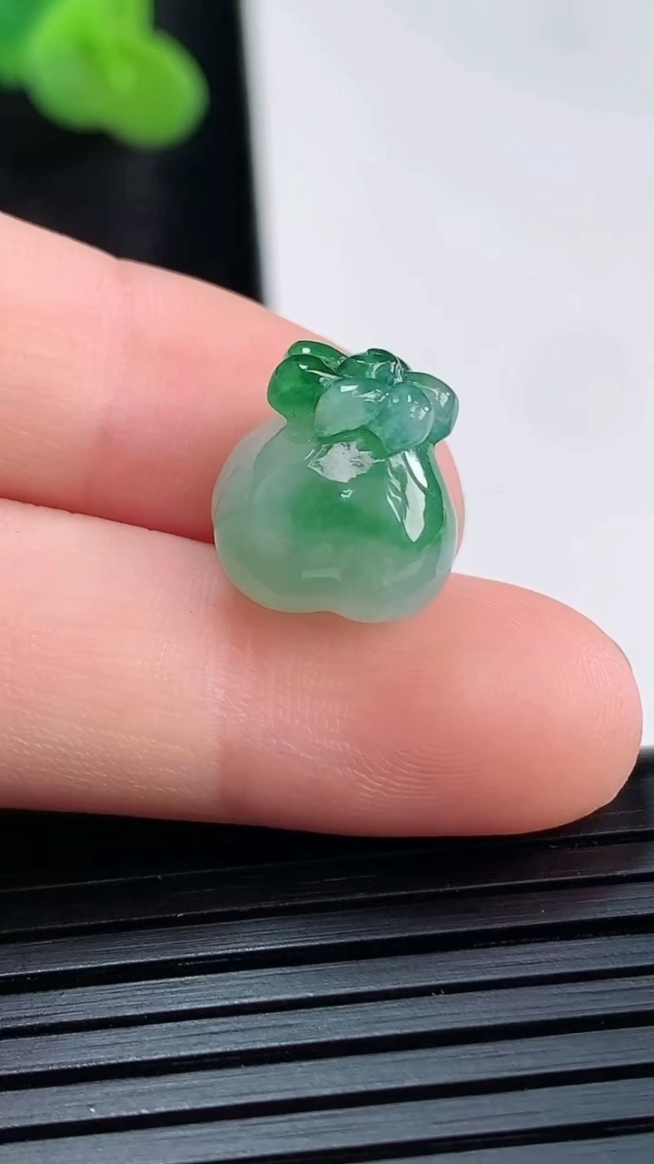 天然A货翡翠钱袋吊坠，尺寸12-10.8重量:2.67g
3月30日