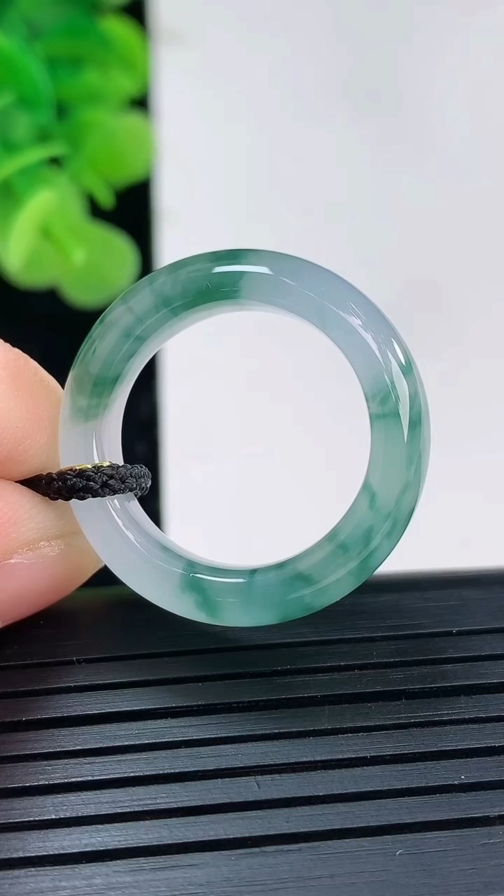 天然A货翡翠冰种飘花指环戒指尺寸18.8-7.2-4重量:5.54g2026年3月30日
工厂直销收