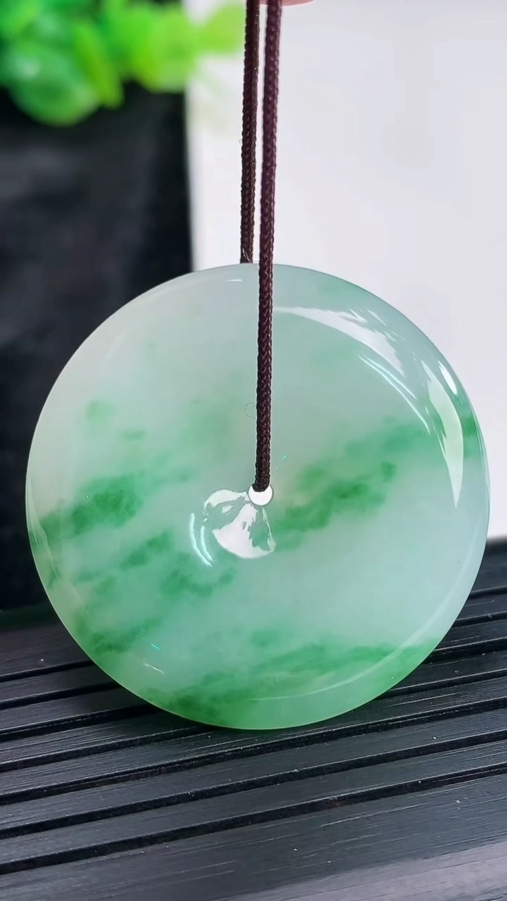 天然A货翡翠平安扣吊坠，尺寸33.5-6重量:13.24g
3月30日