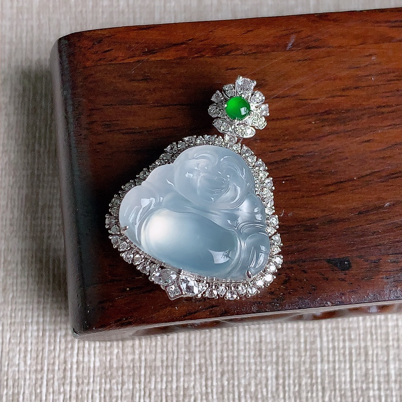 天然A货翡翠18K金伴钻镶嵌飘花佛公吊坠 
尺寸34.3-27.8-9.4裸石22.5-25.8mm 重量5.70g 0329