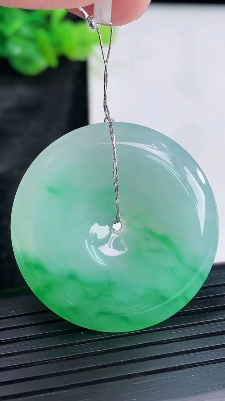 天然A货翡翠平安扣吊坠，尺寸35-6重量:14.71g
3月30日