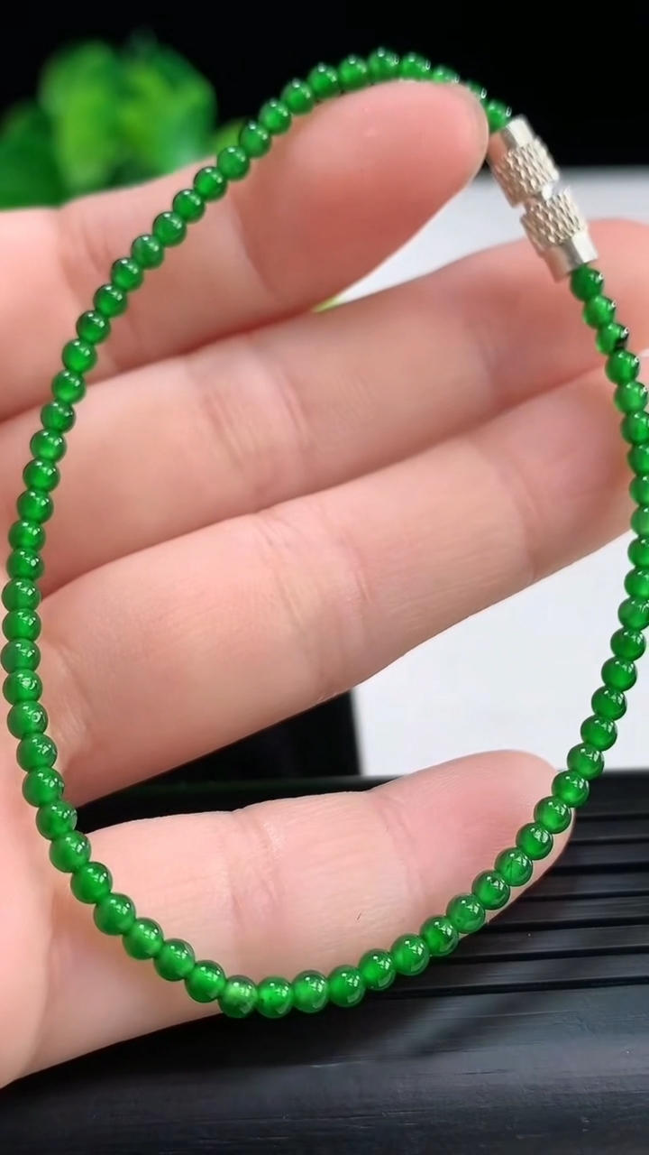 天然A货翡翠小米圆珠手串，尺寸2.5重量:2.84g3月30日
工厂直销收藏佳品,种好水足，色泽均匀，有种有色，上手高大气！