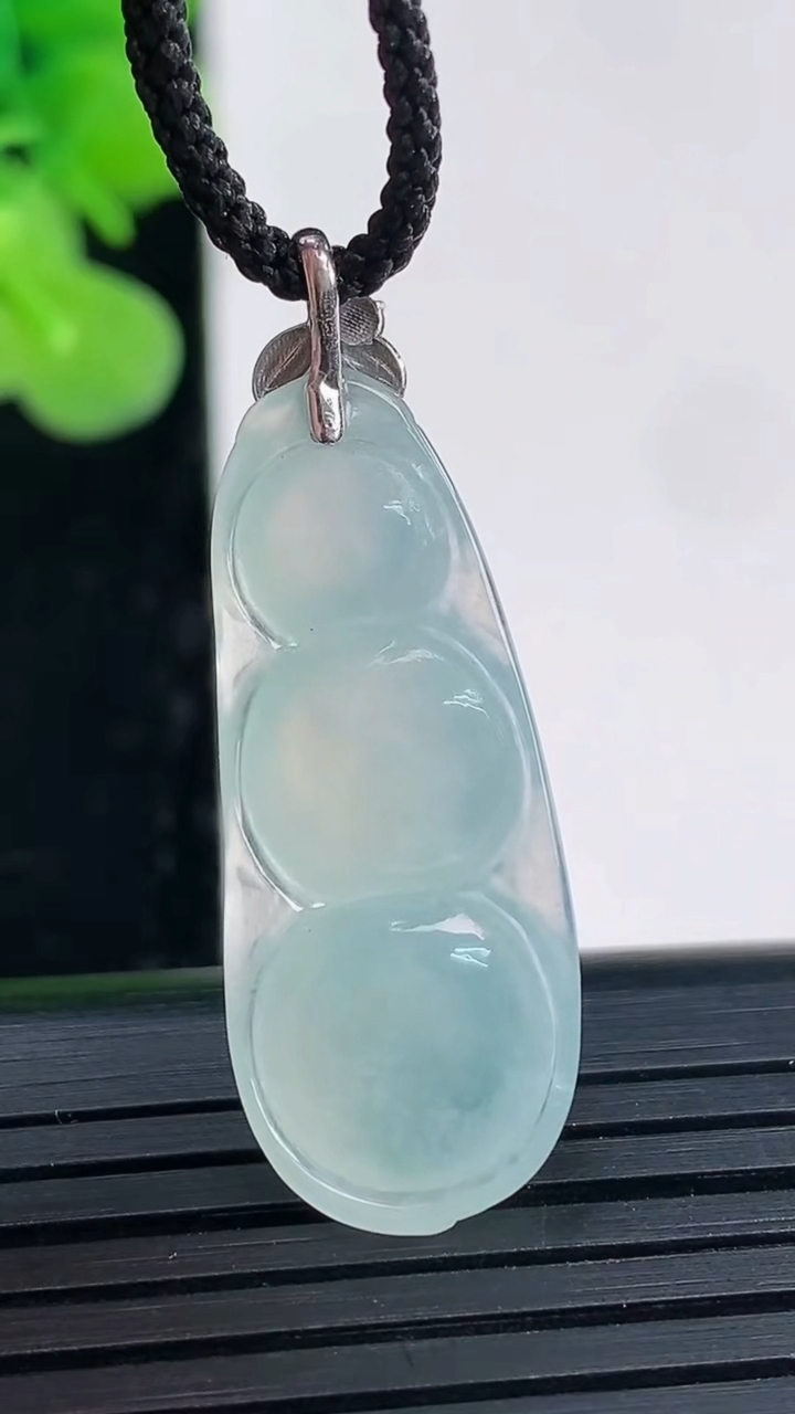 天然A货翡翠福豆吊坠尺寸31.1-12.7-5.2重量:3.48g
3月30日