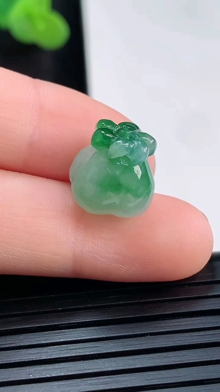 天然A货翡翠钱袋吊坠，尺寸12-10.8重量:2.67g
3月30日