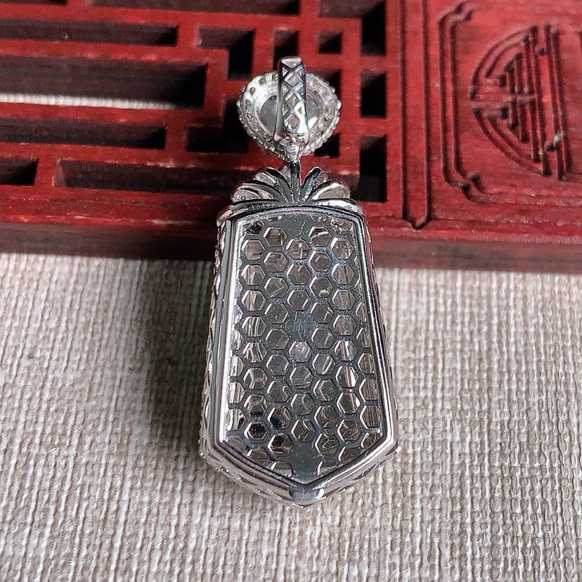 天然A货翡翠18K金伴钻镶嵌阳绿无事牌吊坠  
尺寸39-16.5-9裸石21-12.2mm 重量7