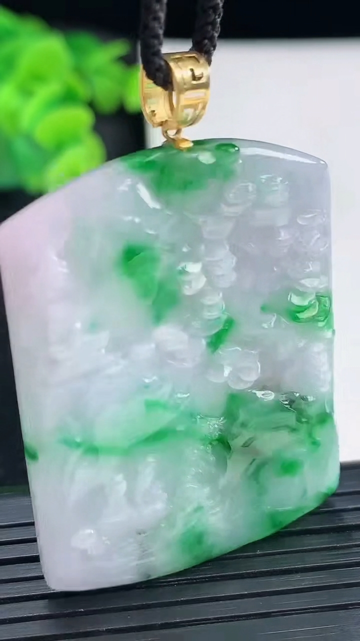 天然A货翡翠山水牌吊坠，尺寸44.5-33-5.5重量:20.20g
3月30日