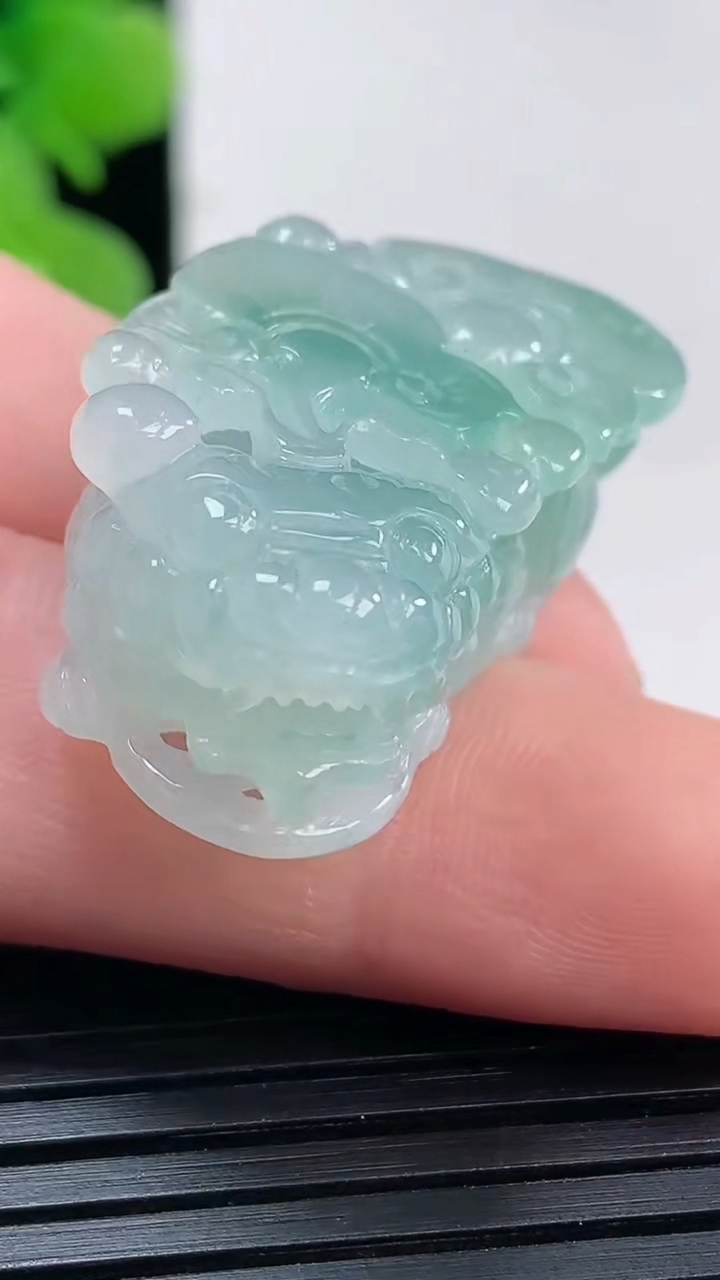 天然A货翡翠貔貅吊坠尺寸30.1-17.3-11.8重量:11.79g
3月30日