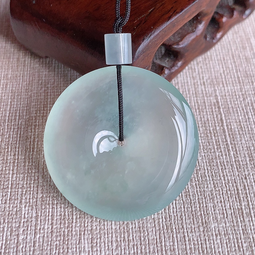 天然A货翡翠晴水平安扣吊坠 
尺寸33.6-6mm 重量14.88g 0329