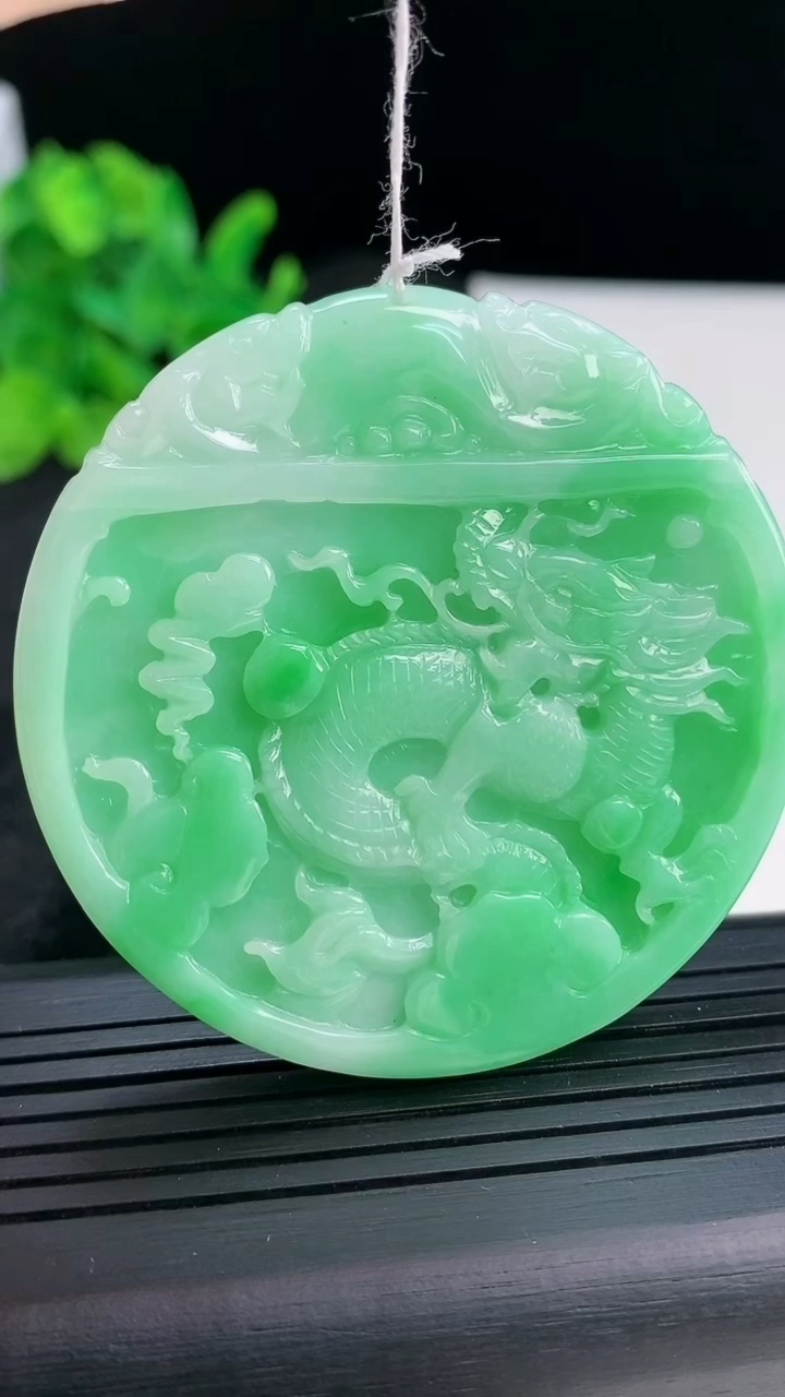 天然A货翡翠龙牌吊坠，尺寸54-6重量:40.66g
3月30日