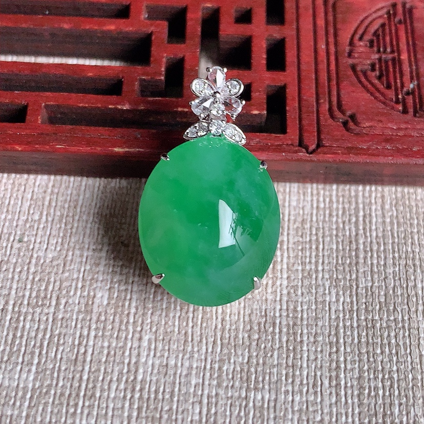 天然A货翡翠18K金伴钻镶嵌满绿蛋面吊坠 
尺寸28.5-18.2-13.2裸石15.8-14mm 重量6.90g 0329