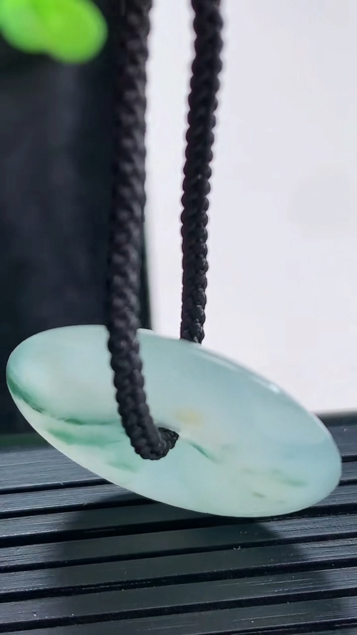 天然A货翡翠冰种飘花平安扣吊坠，尺寸25-4.2重量:5.39g
3月30日