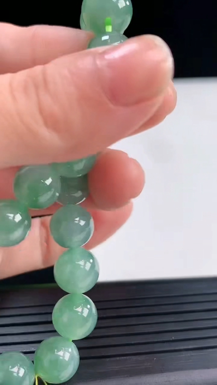 天然A货翡翠圆珠手串尺寸10-19颗重量:30.11g3月30日
工厂直销收藏佳品,种好水足，色泽均匀，有种有色，上手高大气！