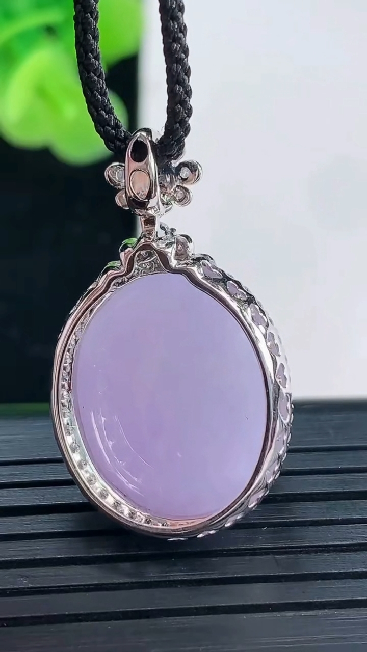 天然A货翡翠18K金紫罗兰蛋面吊坠尺寸30.8-18.3-12.8裸石18.8-15.8重量:7.53g
3月30日