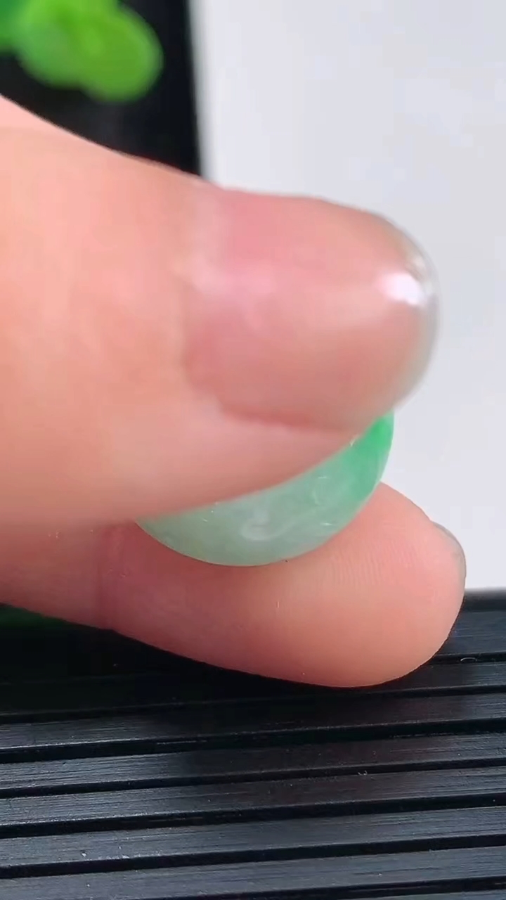 天然A货翡翠雕花平安扣吊坠，尺寸16.6-8.2重量:4.78g
3月30日