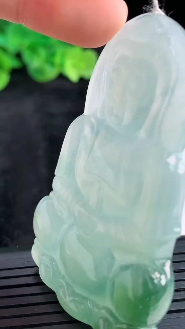 天然A货翡翠冰种飘花正装观音吊坠，尺寸60.5-38.6-5.6重量:25.98g
3月30日
