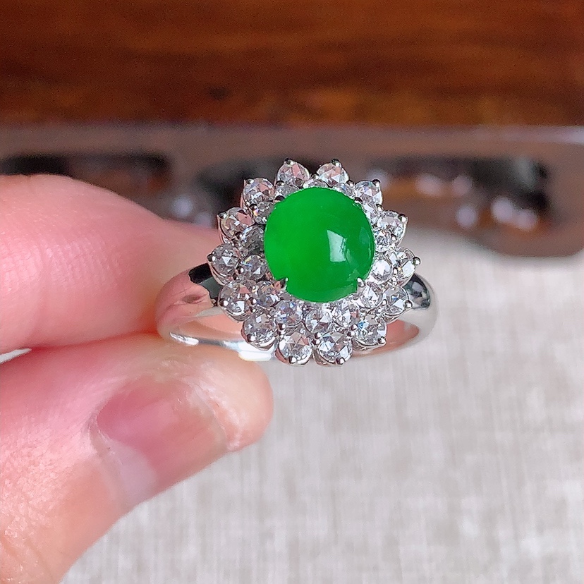 天然A货翡翠18K金伴钻镶嵌阳绿蛋面戒指 圈口17.4裸石
尺寸7-6.4mm 重量3.90g 03