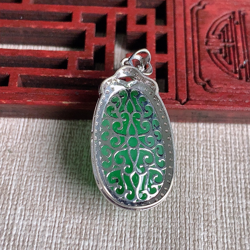 天然A货翡翠18K金伴钻镶嵌满绿蛋面吊坠 
尺寸33.2-15.5-10.8裸石22-12.3mm 