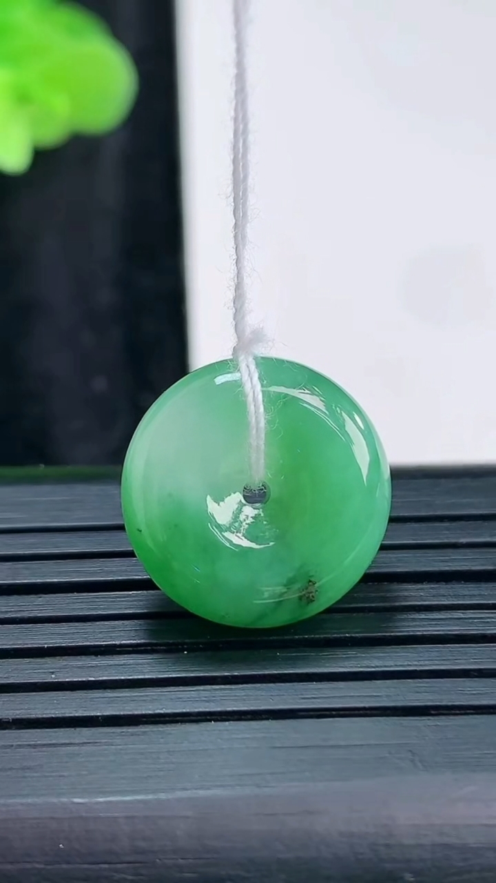 天然A货翡翠平安扣吊坠，尺寸16-6重量:3.52g
3月30日