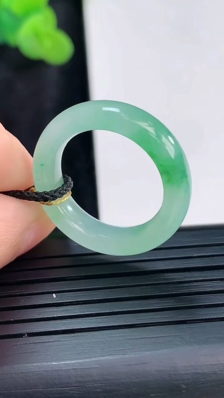 天然A货翡翠素面玉指环 戒指尺寸17.6-6-4重量:4.26g2026年3月30日
工厂直销收藏佳品,种好水足，色泽均匀，有种有色，上手高大气！